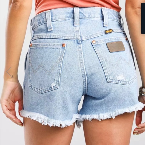 Wrangler Denim/ Jean Shorts with Frey Detail; Light Wash New With Tags - Picture 4 of 7